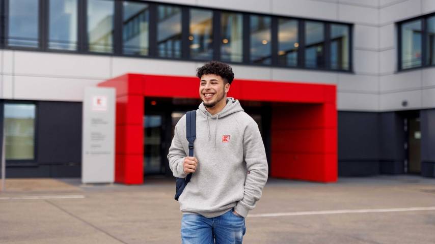 Centrala_radnik izvan centrale 2.jpg