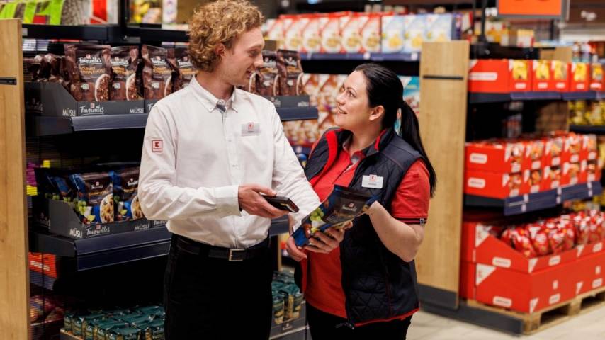 Prodaja_HL i radnik skeniraju robu.jpg